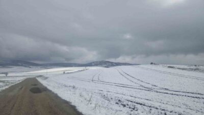 Çorum’da yüksek rakımlı yerleşim bölgeleri kar yağışı nedeniyle beyaza büründü.