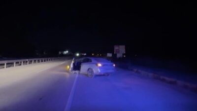 Kastamonu’nun Tosya ilçesinde meydana gelen trafik kazasında, otomobilin bariyerlere çarpması