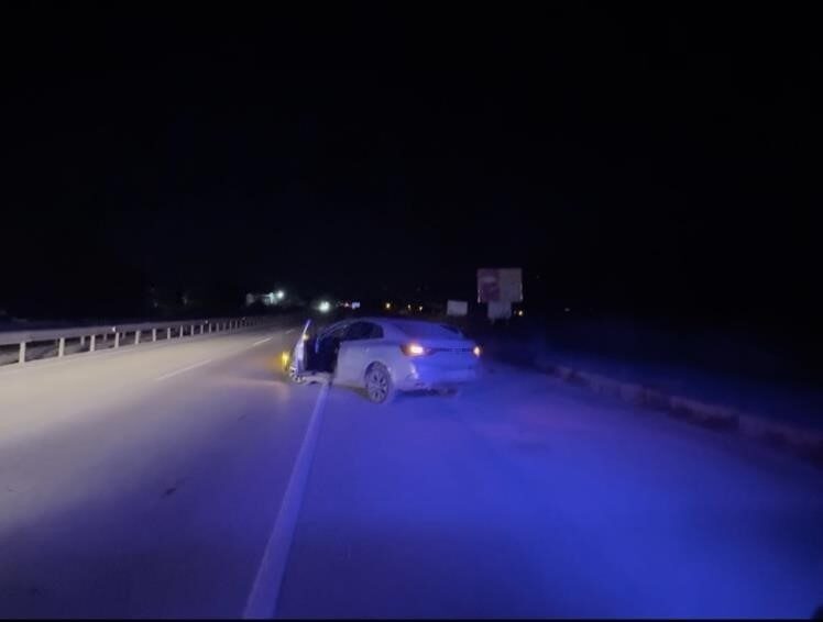 Kastamonu’nun Tosya ilçesinde meydana gelen trafik kazasında, otomobilin bariyerlere çarpması