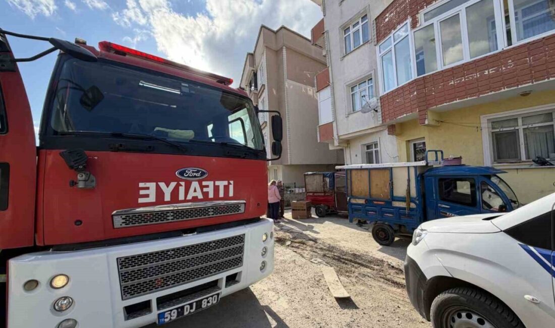 Kapaklı ilçesinde bir apartman dairesinin balkonunda çıkan yangın, itfaiye ekipleri