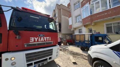 Kapaklı ilçesinde bir apartman dairesinin balkonunda çıkan yangın, itfaiye ekipleri