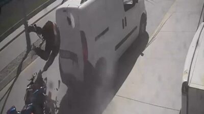 Muğla’nın Datça ilçesinde bir motosiklet sürücüsü, sollama yaparken park halindeki