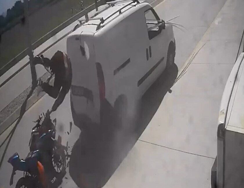 Muğla’nın Datça ilçesinde bir motosiklet sürücüsü, sollama yaparken park halindeki