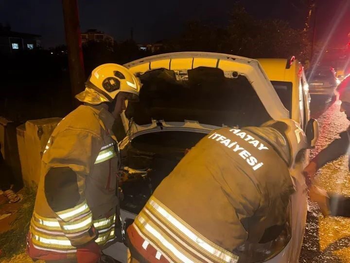Hatay’da Çekmece Mahallesi’nde seyir halindeki bir hafif ticari araçta motor