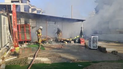Hatay’ın Defne ilçesine bağlı Aşağıokçular Mahallesi’nde bir market, nedeni henüz
