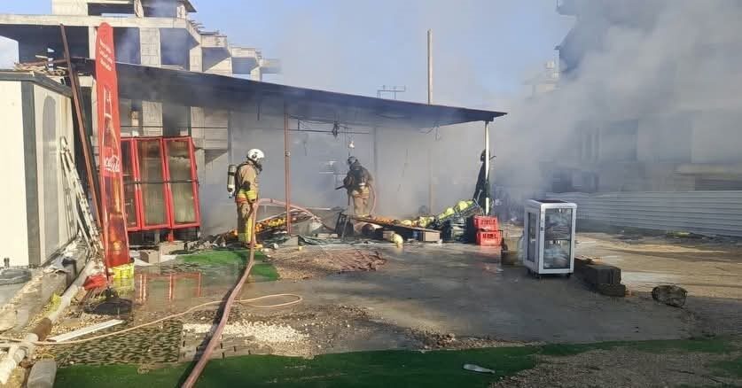 Hatay’ın Defne ilçesine bağlı Aşağıokçular Mahallesi’nde bir market, nedeni henüz