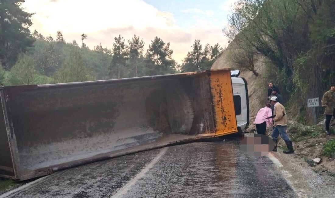 Çameli ilçesinde, yağış nedeniyle kayganlaşan yolda meydana gelen trafik kazasında