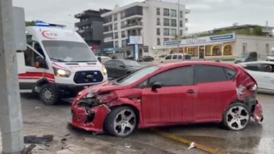 Denizli’de meydana gelen trafik kazasında, belediye otobüsü, minibüs ve otomobilin