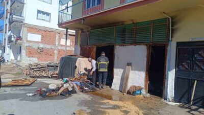 Afyonkarahisar’ın Sandıklı ilçesinde bir binanın bodrum katındaki depoda çıkan yangın,