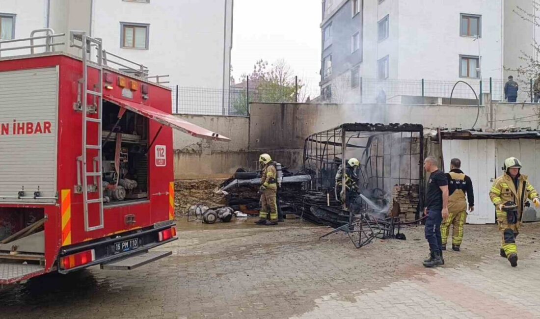 İnegöl ilçesinde yer alan bir sitede bahçede bulunan depoda yangın