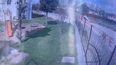 İzmit ilçesinde meydana gelen bir kaza sonucunda demir korkulukları aşan