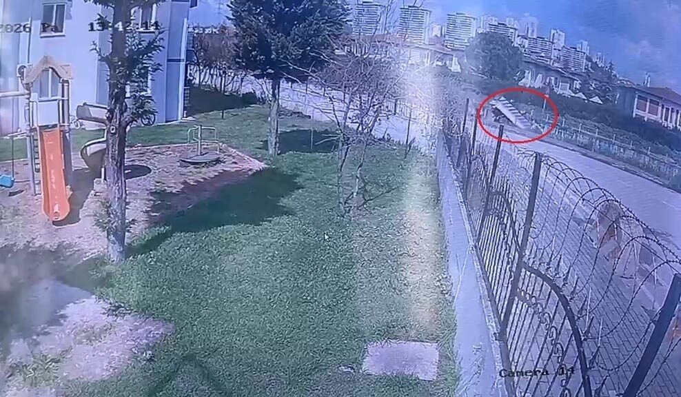 İzmit ilçesinde meydana gelen bir kaza sonucunda demir korkulukları aşan