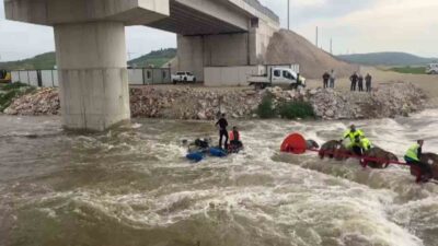 Bursa’nın Yenişehir ilçesinde Kocasu Deresi’ni traktörle geçmeye çalışan 10 işçi,