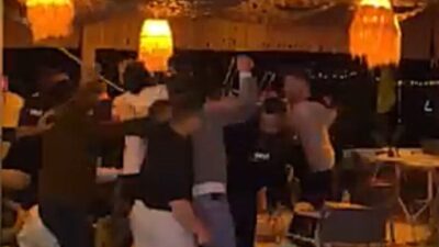 İzmir’in Dikili ilçesinde bir kafede başlayan tartışma sonrasında çıkan kavgada,