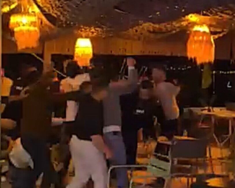 İzmir’in Dikili ilçesinde bir kafede başlayan tartışma sonrasında çıkan kavgada,