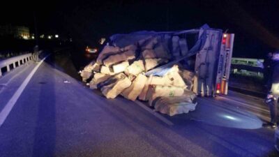 Bilecik ilinde meydana gelen trafik kazasında, bir tırın direksiyon kontrolünü