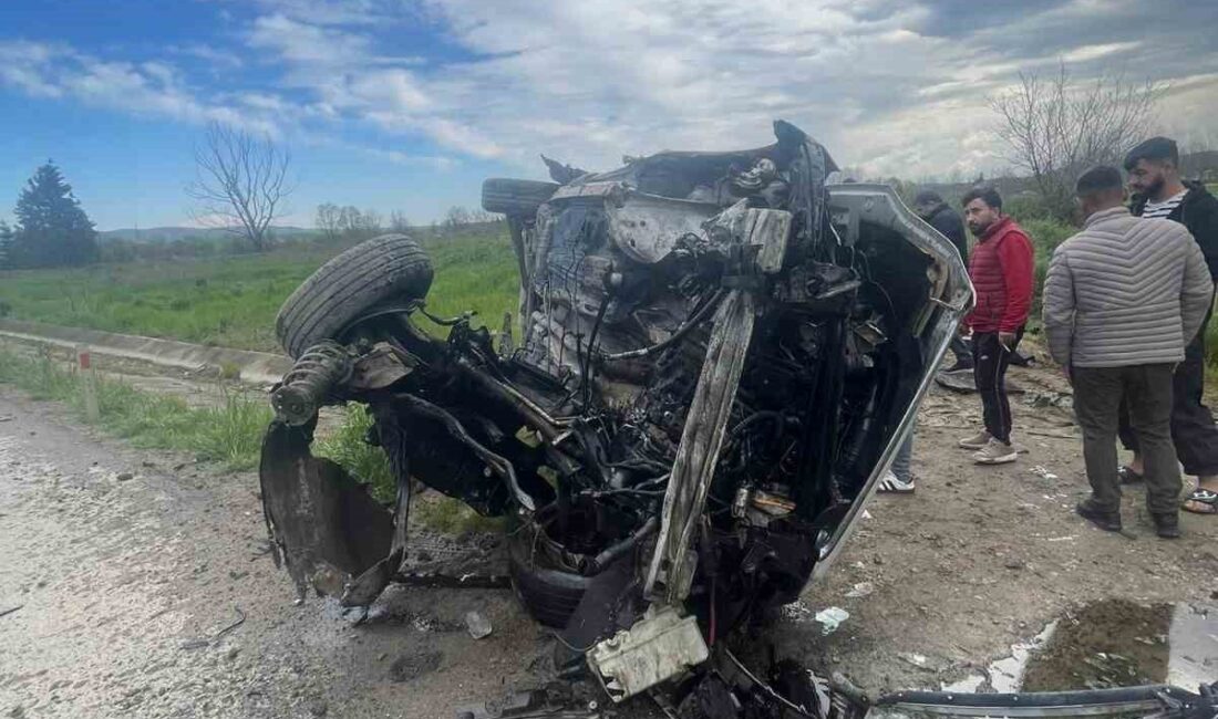 Adapazarı ilçesinde bir otomobilin yol kenarındaki kanala devrilmesi sonucu meydana