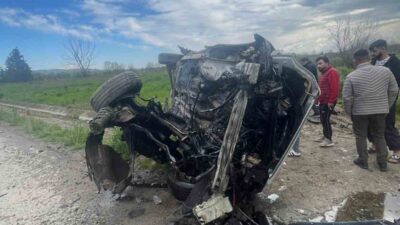 Adapazarı ilçesinde bir otomobilin yol kenarındaki kanala devrilmesi sonucu meydana