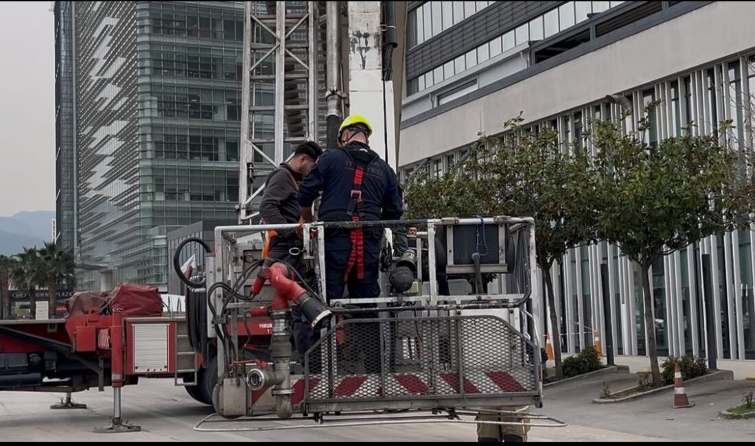 Bursa’da özel bir hastanenin dış cephe camlarını temizleyen 2 işçi,