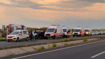 Diyarbakır’da bir otomobil, içerisinde 10 kişinin bulunduğu ve sürücüsünün kontrolünden