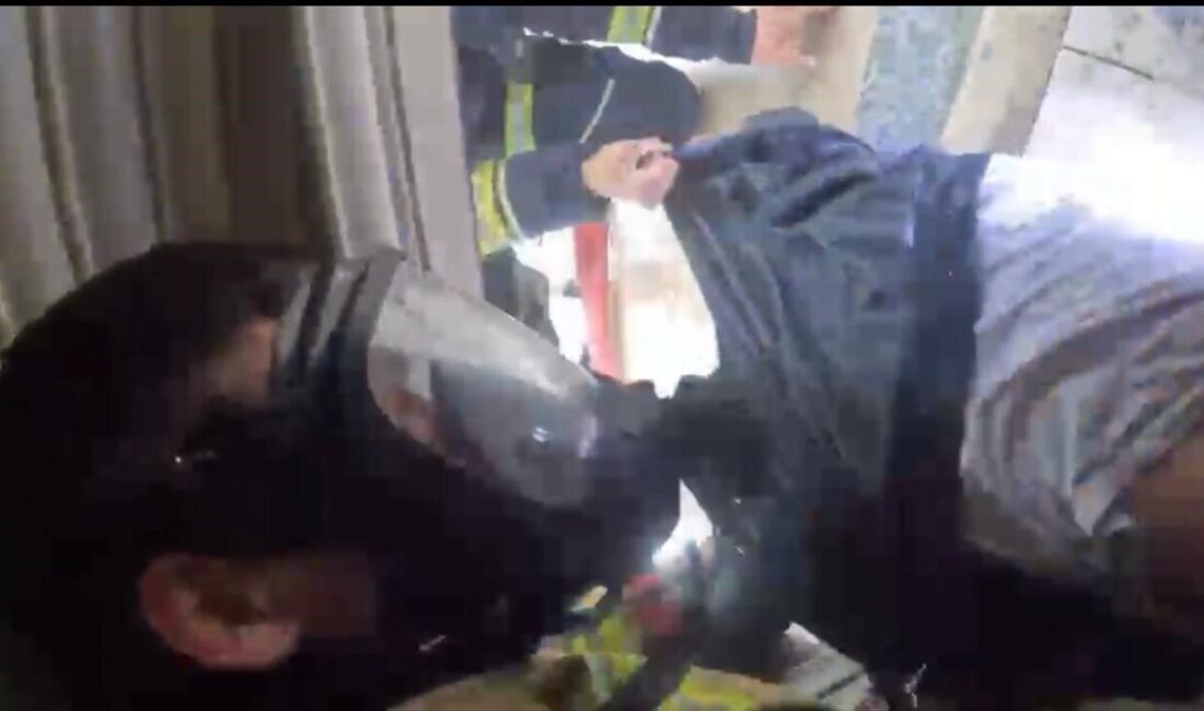 Kayapınar ilçesinde bulunan bir hediyelik eşya dükkanında çıkan yangında mahsur