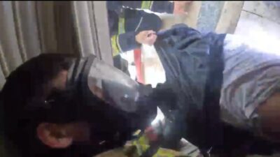 Kayapınar ilçesinde bulunan bir hediyelik eşya dükkanında çıkan yangında mahsur