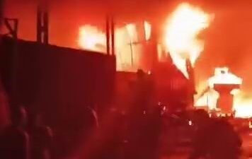 Sur ilçesindeki bir geri dönüşüm tesisi, dün gece çıkan yangın