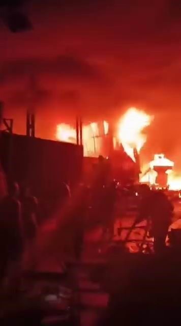 Sur ilçesindeki bir geri dönüşüm tesisi, dün gece çıkan yangın