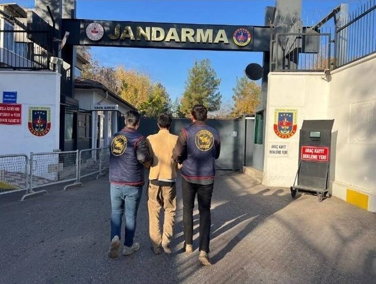 Diyarbakır’da, çeşitli suçlardan haklarında yakalama emri bulunan 140 şüpheli, polis