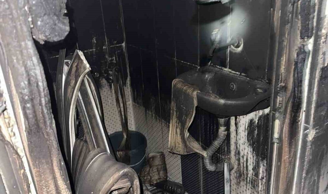 Sur ilçesinin merkezinde meydana gelen yangında, otel odasında mahsur kalan