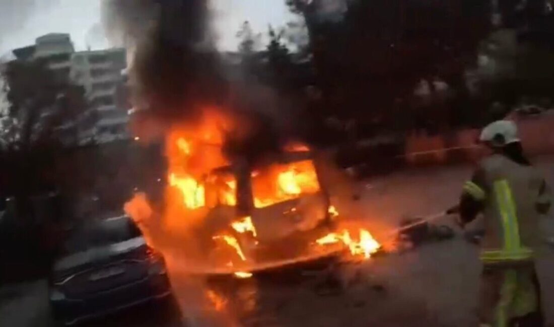 Diyarbakır’ın Kayapınar ilçesinde bir sitede park halindeki hafif ticari araç