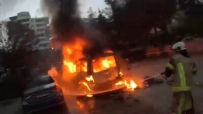 Diyarbakır’ın Kayapınar ilçesinde bir sitede park halindeki hafif ticari araç