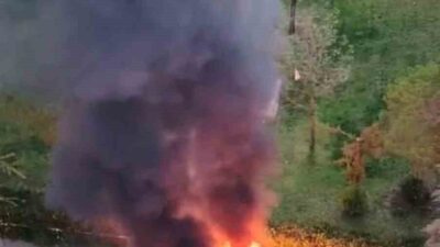 Diyarbakır’ın Kayapınar ilçesinde bir sitede park halindeki bir hafif ticari