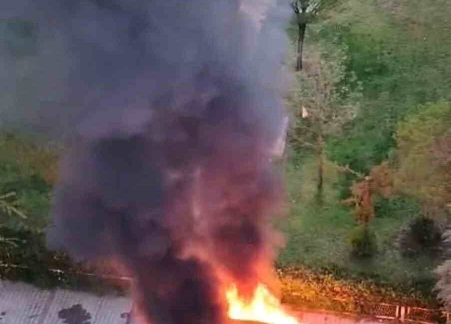 Diyarbakır’ın Kayapınar ilçesinde bir sitede park halindeki bir hafif ticari