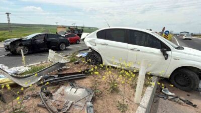 Diyarbakır’da, TRT Köprülü Kavşağı mevkiinde iki otomobilin çarpışması sonucu meydana