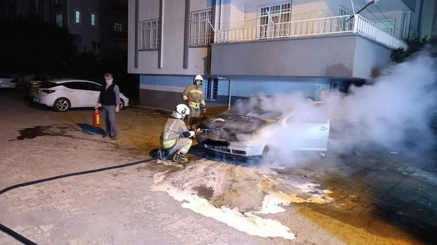 Hatay’ın Dörtyol ilçesine bağlı Kışlalar Mahallesi’nde park halindeki bir otomobilde