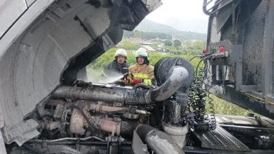 Hatay’da seyir halindeki bir tırın motor kısmının alev alması sonucu