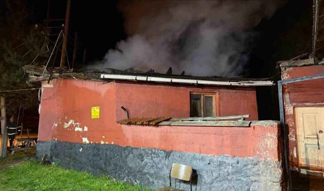 Bozüyük ilçesinde bir vatandaşın duman gördükten sonra terk ettiği ev,