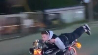 Bursa’da trafiğe çıkan bir motosiklet sürücüsünün gösterdiği tehlikeli hareketler, çevredeki