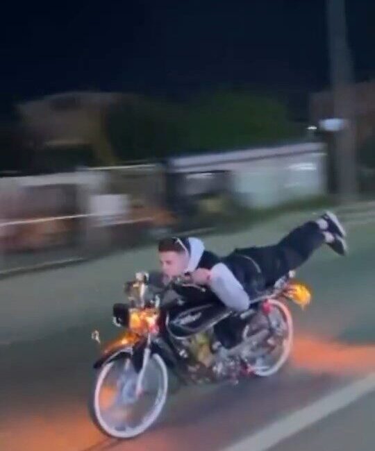 Bursa’da trafiğe çıkan bir motosiklet sürücüsünün gösterdiği tehlikeli hareketler, çevredeki