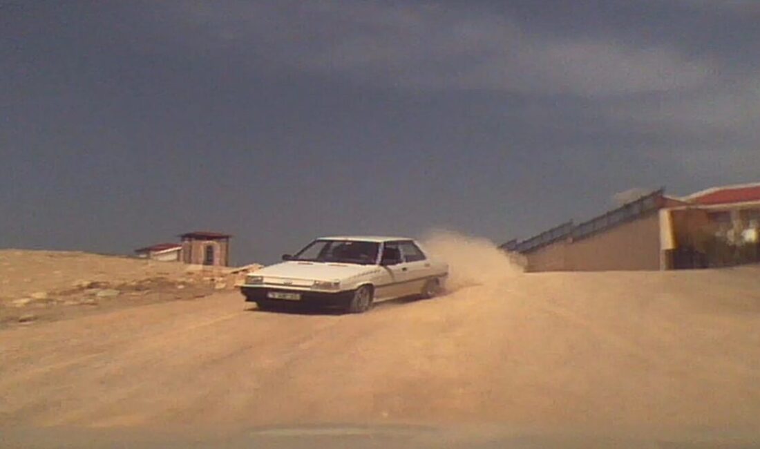 Safranbolu ilçesinde, polisin “dur” ihtarına uymayan bir sürücünün kaçış anları
