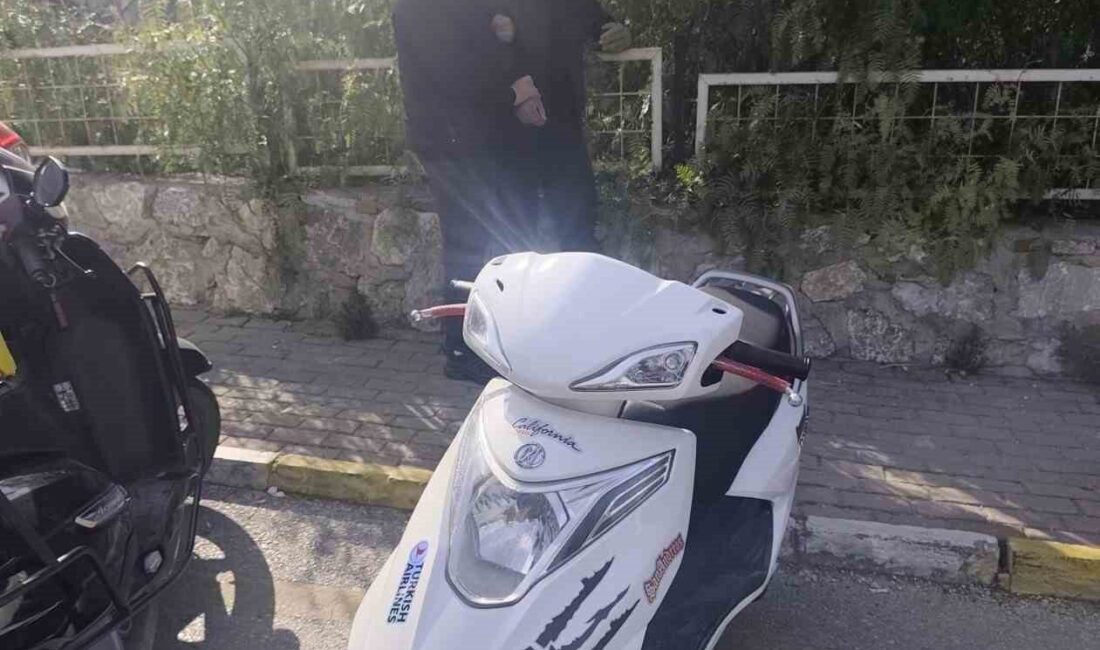 Kuşadası’nda polis ekiplerinin dur ihtarına uymayarak kaçmaya çalışan bir motosiklet