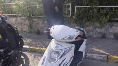 Kuşadası’nda polis ekiplerinin dur ihtarına uymayarak kaçmaya çalışan bir motosiklet