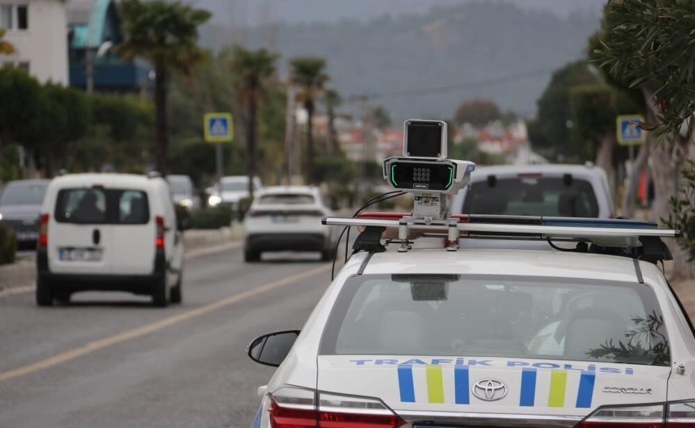 Düzce’de trafik polisleri tarafından gerçekleştirilen denetimlerde 9.647 araç kontrol edildi