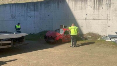 Düzce’de, bir otomobil virajı alamayarak 20 metrelik bir yükseklikten bahçeye