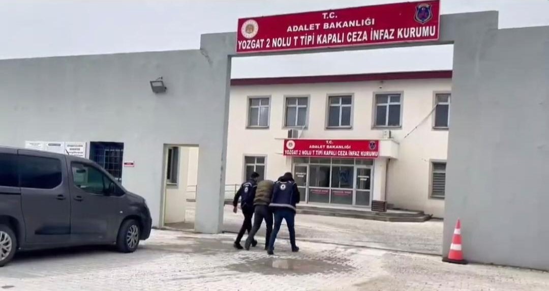 Yozgat’ta bir araçta yapılan aramada 3 düzensiz göçmen yakalandı. &nbsp;