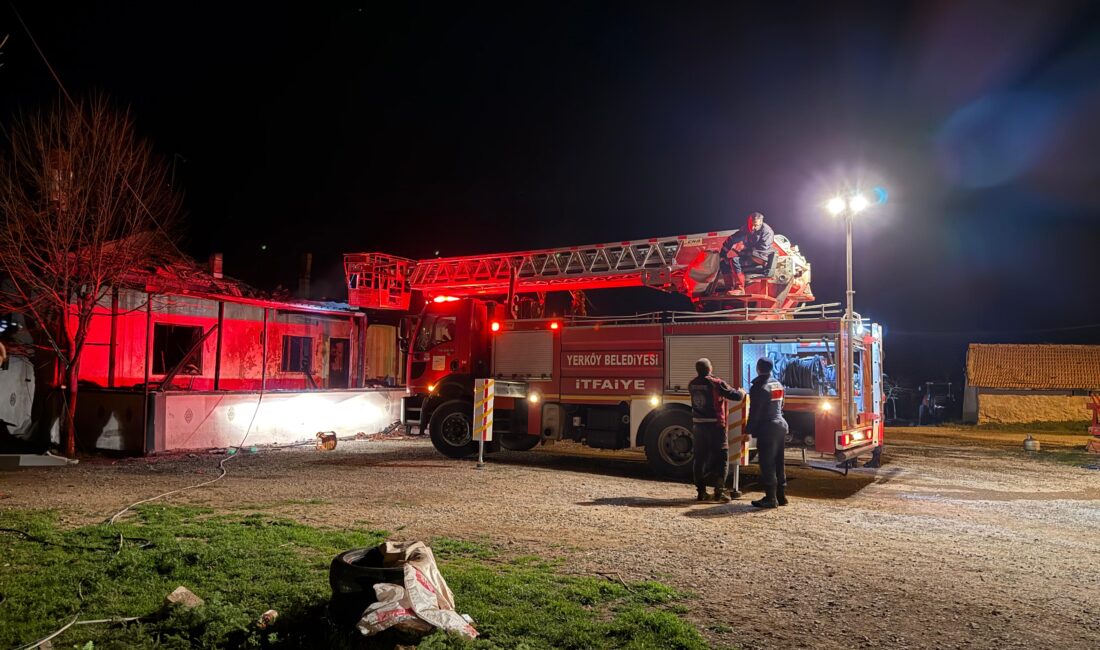 Yozgat’ın Yerköy ilçesine bağlı Arifeoğlu köyünde akşam saatlerinde çıkan yangın