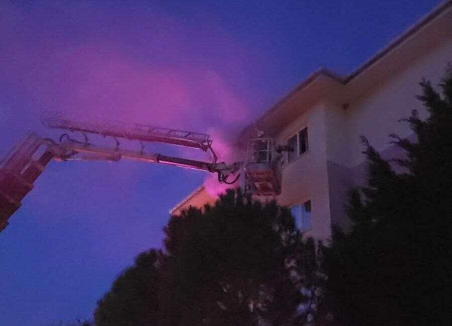 Edirne’deki bir apartmanın 4. katında çıkan yangın büyük endişeye sebep