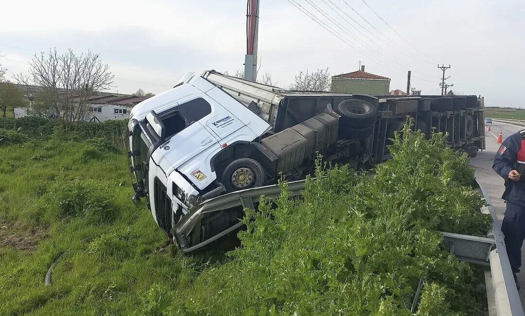 Edirne-Keşan karayolunda bir tır, sürücüsünün aracın kontrolünü kaybetmesi sonucu yoldan