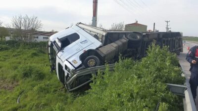 Edirne-Keşan karayolunda bir tır, sürücüsünün aracın kontrolünü kaybetmesi sonucu yoldan